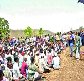 Charmoly broke the stone and my heart went out! | चारमोळीने पाषाण फोडले अन् माझे हृदय हेलावले! Charmoly broke the stone and my heart went out! | चारमोळीने पाषाण फोडले अन् माझे हृदय हेलावले!