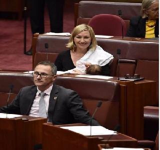 Breastfeeding by women senator | अन् महिला सिनेटरने संसदेतच तान्हुलीला केले स्तनपान Breastfeeding by women senator | अन् महिला सिनेटरने संसदेतच तान्हुलीला केले स्तनपान