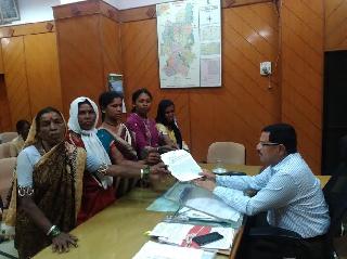 Women's District Collector's office | दारूबंदीसाठी महिलांची जिल्हाधिकारी कार्यालयावर धडक Women's District Collector's office | दारूबंदीसाठी महिलांची जिल्हाधिकारी कार्यालयावर धडक