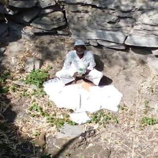 Gopalakrishna also got fast in the dry well in Manhal; Ignore the administration | मन्हाळेत गावकरीही उतरले कोरड्या विहिरीत उपोषणाला; प्रशासनाचे दुर्लक्ष