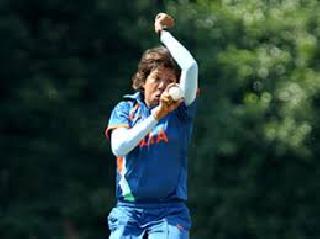 Jhonan Goswami, who took the most wickets in ODIs, was out of the house | वनडेत सर्वाधिक विकेट घेणा-या झुलन गोस्वामीला आईनं काढलं होतं घराबाहेर Jhonan Goswami, who took the most wickets in ODIs, was out of the house | वनडेत सर्वाधिक विकेट घेणा-या झुलन गोस्वामीला आईनं काढलं होतं घराबाहेर
