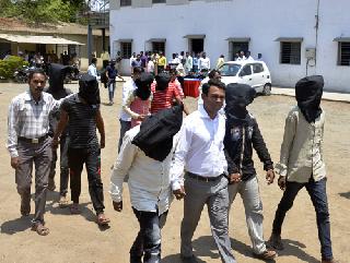 The gang of robbers was seized: seized a black and white cartridge | दरोडेखोरांची टोळी जेरबंद : गावठी कट्टा अन् जीवंत काडतुसे जप्त The gang of robbers was seized: seized a black and white cartridge | दरोडेखोरांची टोळी जेरबंद : गावठी कट्टा अन् जीवंत काडतुसे जप्त