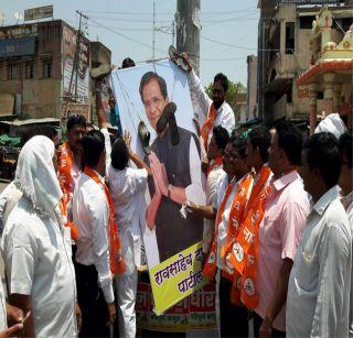 Chaplaya necklace of Raosaheb Danavena in Chopda | चोपडय़ात रावसाहेब दानवेंच्या प्रतिमेला चपलांचा हार