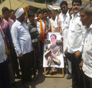 Flap necklace in the image of Raosaheb demon | वरणगावात रावसाहेब दानवेंच्या प्रतिमेला चपलांचा हार