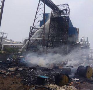 Agnitandav in Siddheshwar sugar factory at Solapur | सोलापुरातील सिद्धेश्वर साखर कारखान्यात अग्नितांडव