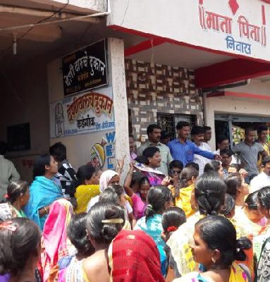 In Kadegaon, women blocked all liquor shops | कडेगावमध्ये महिलांनी सर्व दारू दुकानांना ठोकले टाळे