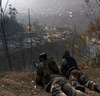 Pakistan violates ceasefire in Jammu Kashmir, death of a woman | जम्मू काश्मीरमध्ये पाककडून शस्त्रसंधीचे उल्लंघन, एका महिलेचा मृत्यू Pakistan violates ceasefire in Jammu Kashmir, death of a woman | जम्मू काश्मीरमध्ये पाककडून शस्त्रसंधीचे उल्लंघन, एका महिलेचा मृत्यू