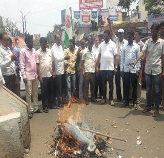 The symbolic statue of Demon burnt in NCR-Swabhimani organization in Parbhani | परभणीत राष्ट्रवादी-स्वाभिमानी संघटनेनं जाळला दानवेंचा प्रतिकात्मक पुतळा