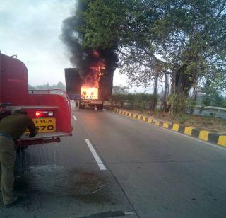 25 new bikes burnt in the accident, loss of crores | अपघातात 25 नवीन दुचाकी जळून खाक, कोटींचे नुकसान 25 new bikes burnt in the accident, loss of crores | अपघातात 25 नवीन दुचाकी जळून खाक, कोटींचे नुकसान