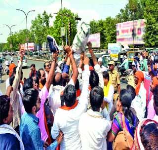 Shivsena gave a slap on the statue of the demon | दानवे यांच्या पुतळ्याला शिवसेनेने दिला चपलांचा मार