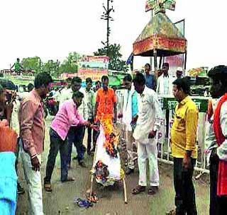 Combustion of Demon's statue in the district | जिल्हाभर दानवेंच्या पुतळ्याचे दहन Combustion of Demon's statue in the district | जिल्हाभर दानवेंच्या पुतळ्याचे दहन