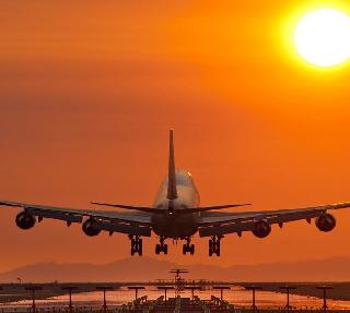 Aircraft dropped from the runway due to tire blaze in Pune | पुण्यात टायर फुटल्याने धावपट्टीवरून घसरले विमान Aircraft dropped from the runway due to tire blaze in Pune | पुण्यात टायर फुटल्याने धावपट्टीवरून घसरले विमान