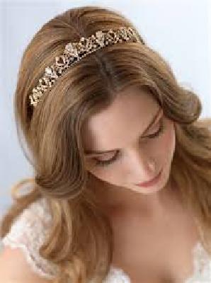 If you want to see Rich and Royal in a special party then tiara! | एखाद्या खास पार्टीत रिच आणि रॉयल दिसायचंय मग टियारा घाला!