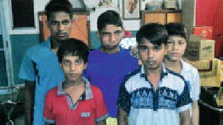 Orphans' hands to help orphans | अनाथाच्या मदतीसाठी सरसावले अनाथांचे हात Orphans' hands to help orphans | अनाथाच्या मदतीसाठी सरसावले अनाथांचे हात