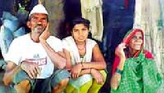 Waiting for the family's wait for the seven years of "that house" | सात वर्षांपासून "त्या" कुटुंबाची घरकुलाची प्रतीक्षा संपेना