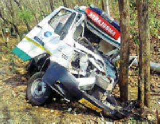 The ambulance hit the tree | अ‍ॅम्बुलन्स झाडावर आदळली