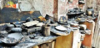 The cylinders are in the house | सिलिंडरच्या भडक्यात घर खाक