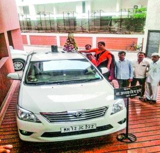 When will the red light of the chair car? | अध्यक्षांच्या गाडीचा लाल दिवा कधी उतरणार? When will the red light of the chair car? | अध्यक्षांच्या गाडीचा लाल दिवा कधी उतरणार?