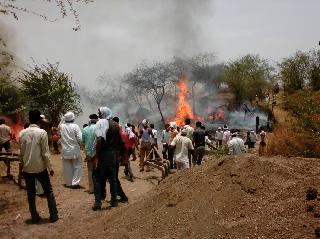 Fire at Nirat-Viraat: Five cattle assault | निराट-वैराट येथे आग : पाच गोठे भस्मसात