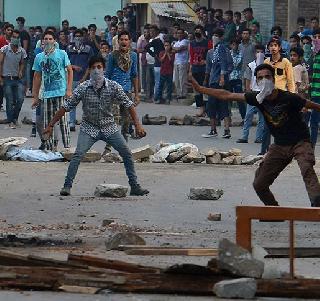 Zakir, who threatened to shave the head, broke his relationship with Hizbul | मुंडकी छाटण्याची धमकी देणा-या झाकीरने हिजबुलबरोबर तोडले संबंध Zakir, who threatened to shave the head, broke his relationship with Hizbul | मुंडकी छाटण्याची धमकी देणा-या झाकीरने हिजबुलबरोबर तोडले संबंध