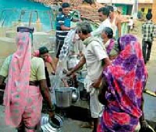 Water litter from dry wells | कोरड्या विहिरीतून पाण्याचा उपसा Water litter from dry wells | कोरड्या विहिरीतून पाण्याचा उपसा