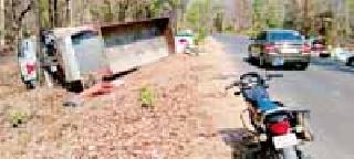 32 injured laborers injured in truck accident | ट्रक उलटून ३२ तेंदू मजूर जखमी