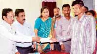 Check distribution in the hands of guardian to the heirs of Jabalpur accident victims | जबलपूर अपघातातील मृतकांच्या वारसांना पालकमंत्र्यांच्या हस्ते धनादेश वितरण Check distribution in the hands of guardian to the heirs of Jabalpur accident victims | जबलपूर अपघातातील मृतकांच्या वारसांना पालकमंत्र्यांच्या हस्ते धनादेश वितरण