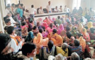 Gajali Gram Sabha on the transfer of liquor shops | दारू दुकानाच्या स्थानांतरणावरून गाजली ग्रामसभा Gajali Gram Sabha on the transfer of liquor shops | दारू दुकानाच्या स्थानांतरणावरून गाजली ग्रामसभा