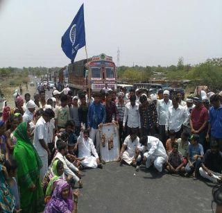 Stop the way by putting the weight of liquor bottles on the image of the legislators | आमदारांच्या प्रतिमेला दारुच्या बाटल्यांचा हार घालून रास्ता रोको Stop the way by putting the weight of liquor bottles on the image of the legislators | आमदारांच्या प्रतिमेला दारुच्या बाटल्यांचा हार घालून रास्ता रोको