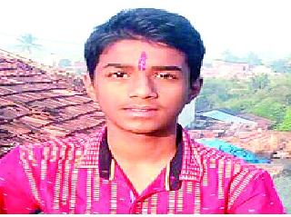 In front of parents, the boy sank in the sea | आई-वडिलांसमोरच मुलगा समुद्रात बुडाला In front of parents, the boy sank in the sea | आई-वडिलांसमोरच मुलगा समुद्रात बुडाला