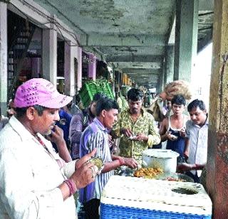 Recoveries by hawkers | फेरीवाल्यांकडून हप्ते वसुली Recoveries by hawkers | फेरीवाल्यांकडून हप्ते वसुली
