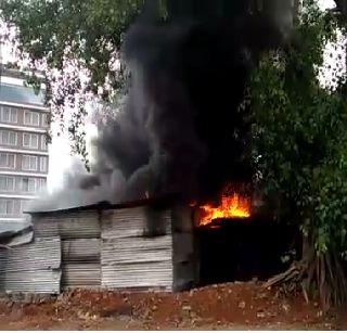 Two garages fire in Nashik; Eight bicycle coal | नाशकात दोन गॅरेजला आग; आठ दुचाकींचा कोळसा Two garages fire in Nashik; Eight bicycle coal | नाशकात दोन गॅरेजला आग; आठ दुचाकींचा कोळसा