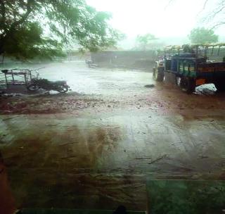 Farmers turn down rain! | पावसाने शेतकऱ्यांची दाणादाण!