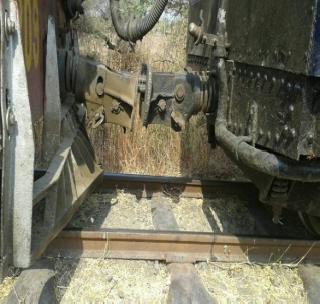 'Shakuntala's Engine Escape' at Kheda Station | खेर्डा स्थानकावर ‘शकुंतला’चे इंजिन निसटले! 'Shakuntala's Engine Escape' at Kheda Station | खेर्डा स्थानकावर ‘शकुंतला’चे इंजिन निसटले!