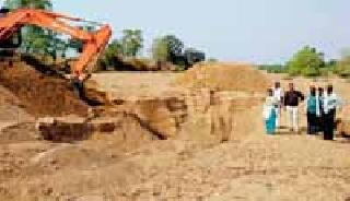 Dug excavated in river Vailocha river for water | पाण्यासाठी वैलोचना नदी पात्रात खोदला खड्डा