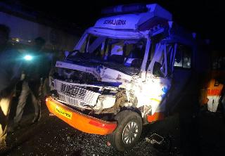 Accident of the dead body of the carcass | शव नेणाऱ्या रुग्णवाहिकेला अपघात Accident of the dead body of the carcass | शव नेणाऱ्या रुग्णवाहिकेला अपघात