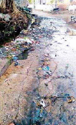 Wastewater welcoming people who come to work | श्रमदानासाठी येणाऱ्यांचे स्वागत करते सांडपाणी