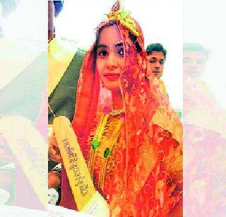 Wooden bat as a gift to the bride | नववधूंना भेट म्हणून दिली लाकडी बॅट Wooden bat as a gift to the bride | नववधूंना भेट म्हणून दिली लाकडी बॅट