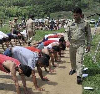 Kashmiri youth for the post of sub inspector of Jharkhand in Srinagar | उपनिरीक्षकपदासाठी काश्मिरी तरुणाईची श्रीनगरमध्ये झुंबड Kashmiri youth for the post of sub inspector of Jharkhand in Srinagar | उपनिरीक्षकपदासाठी काश्मिरी तरुणाईची श्रीनगरमध्ये झुंबड