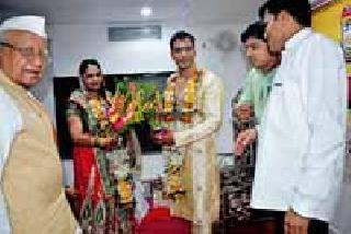 The girl came to see and got married | मुलगी पहायला आले अन् लग्न लावून गेले The girl came to see and got married | मुलगी पहायला आले अन् लग्न लावून गेले