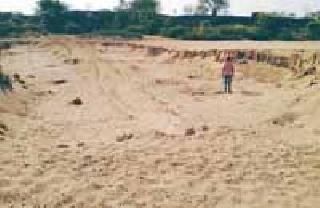 An independent Ghat built on Wainganga river for smuggling of sand | रेती तस्करीसाठी वैनगंगा नदीवर तयार केला स्वतंत्र घाट