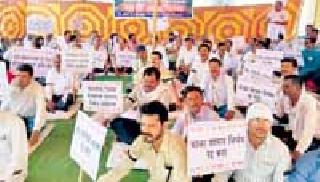 Contractors' demonstrations | कंत्राटदारांची निदर्शने