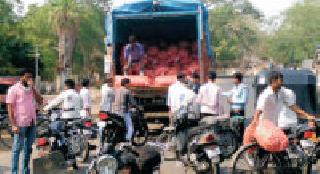 Onion sales are on the street ... | कांद्याची विक्री थेट रस्त्यावर ...