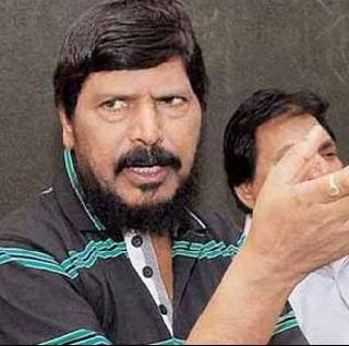 Impression of atrocities on Dalits due to subtle reasons: Ramdas Athavale | फुटकळ कारणांवरून दलितांवर होणारे अत्याचार त्वरित रोखावेत : रामदास आठवले Impression of atrocities on Dalits due to subtle reasons: Ramdas Athavale | फुटकळ कारणांवरून दलितांवर होणारे अत्याचार त्वरित रोखावेत : रामदास आठवले