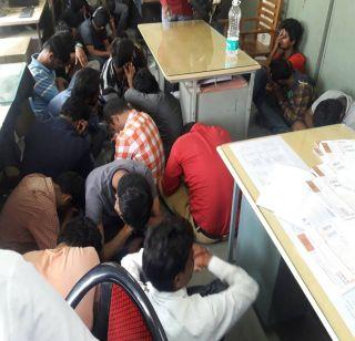 26 students of paper writing engineering engineer arrested in corporator's house | नगरसेवकाच्या घरात पेपर लिहिणा-या इंजिनिअरिंगच्या 26 विद्यार्थ्यांना अटक 26 students of paper writing engineering engineer arrested in corporator's house | नगरसेवकाच्या घरात पेपर लिहिणा-या इंजिनिअरिंगच्या 26 विद्यार्थ्यांना अटक