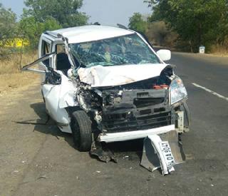 Three injured in accident | अपघातात तिघे जखमी Three injured in accident | अपघातात तिघे जखमी