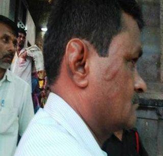 Picketing of the devotee in Pandharpur by throwing a necklace around Vitthal | विठ्ठलाच्या गळ्यात हार घातल्याने पंढरपुरात भाविकाला मारहाण Picketing of the devotee in Pandharpur by throwing a necklace around Vitthal | विठ्ठलाच्या गळ्यात हार घातल्याने पंढरपुरात भाविकाला मारहाण