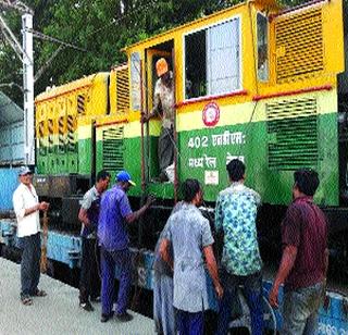 Mintrain engine in Kurla workshop | मिनीट्रेनचे इंजिन कुर्ला वर्कशॉपमध्ये