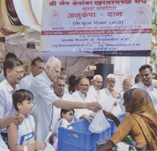 Annadaadan 100 people daily in Jalgaon | जळगावात दररोज 100 जणांना अन्नदान