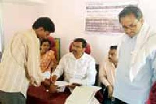 Near the people of Seventhara village of the farmers | शेतकऱ्यांचा सातबारा गावातील लोकांजवळ Near the people of Seventhara village of the farmers | शेतकऱ्यांचा सातबारा गावातील लोकांजवळ